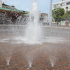 弾ける水と小さな虹