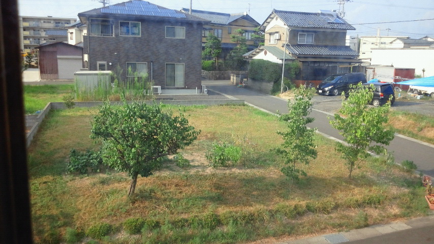 家の前