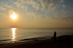 秋の海に黄昏れる