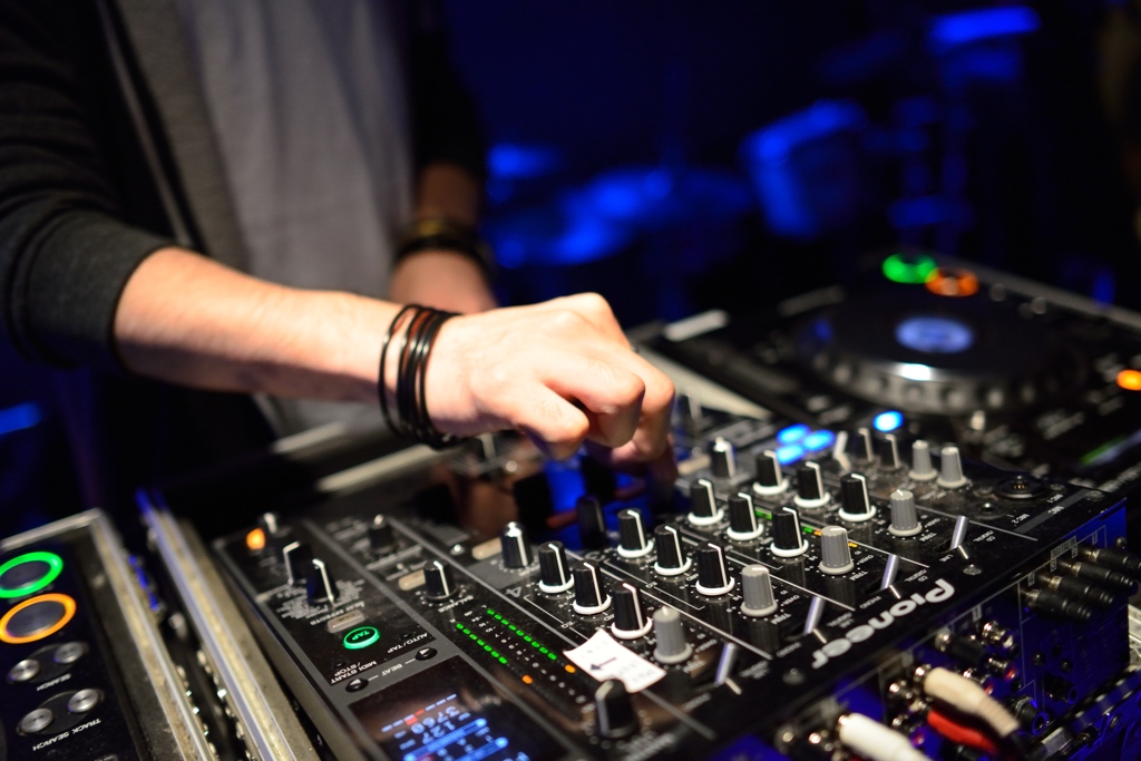 DJ