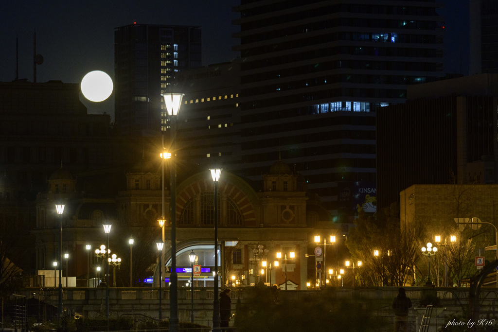 夜明けまえ、月と街