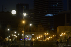 夜明けまえ、月と街