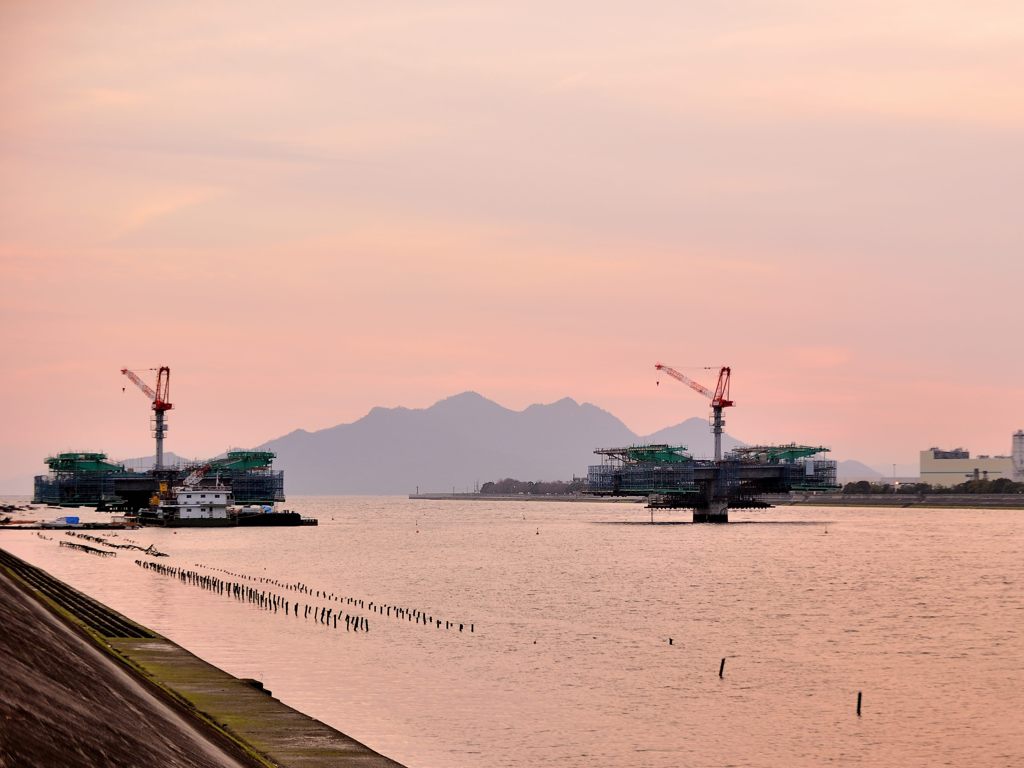 外敵から広島を守る砦のような？（実は太田川放水路に建設中の橋です）