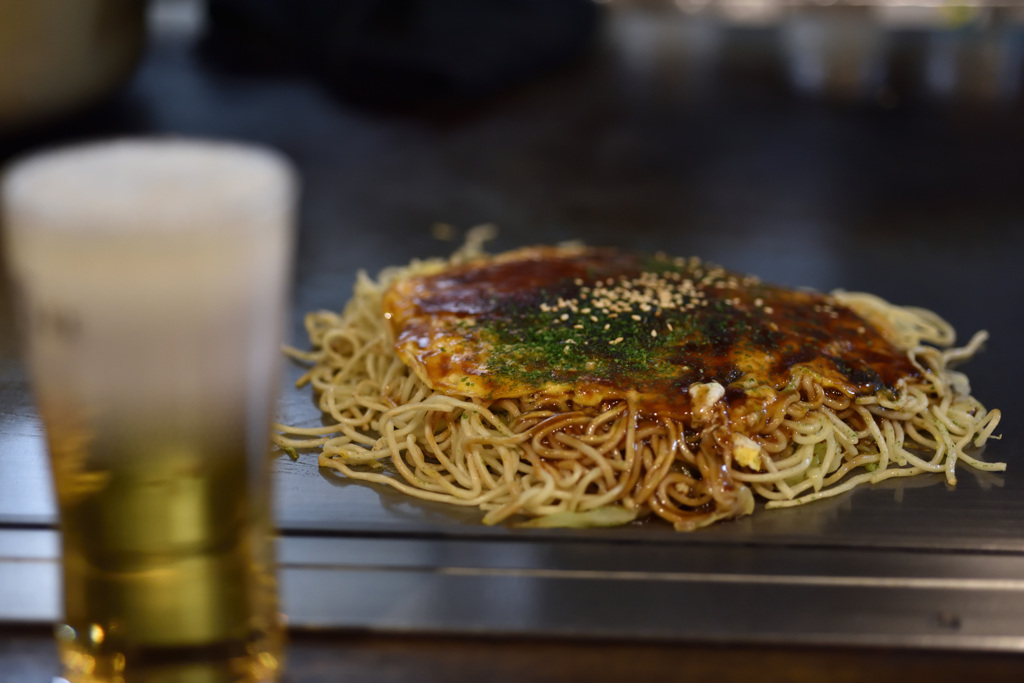 広島お好み焼き風景　そば肉玉