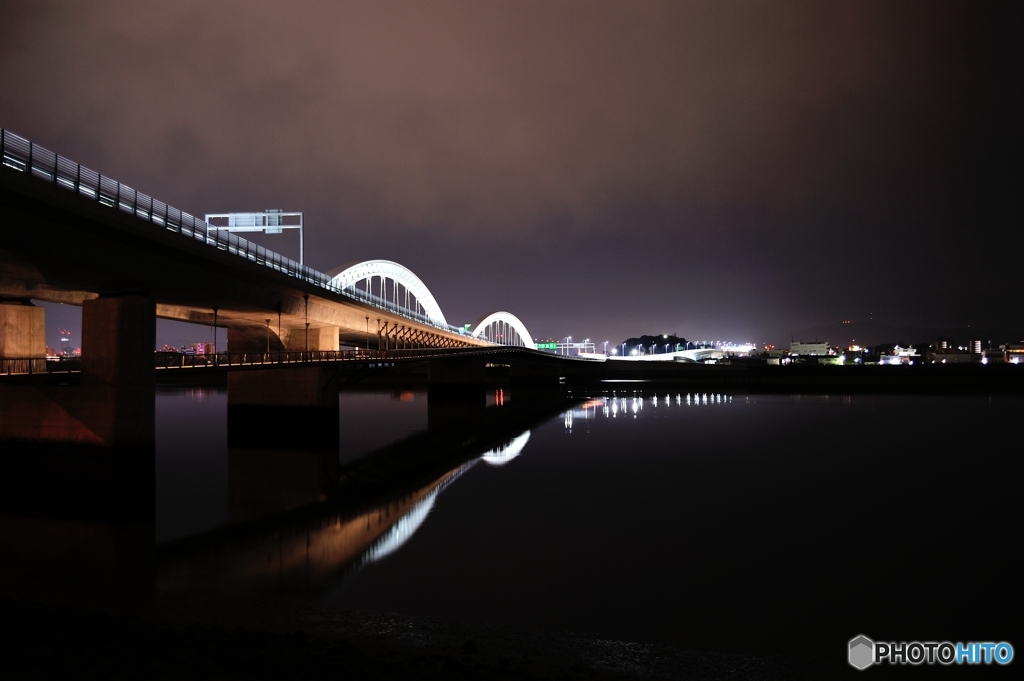 橋のある夜景