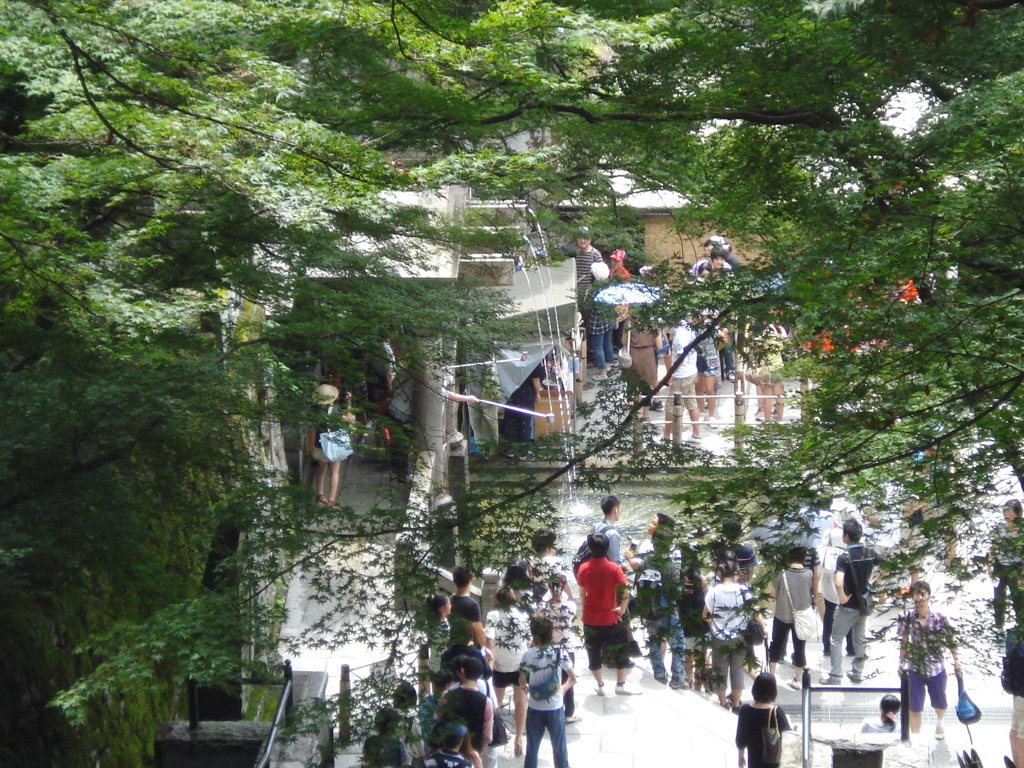 清水寺　滝に並ぶ人々