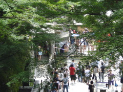 清水寺　滝に並ぶ人々