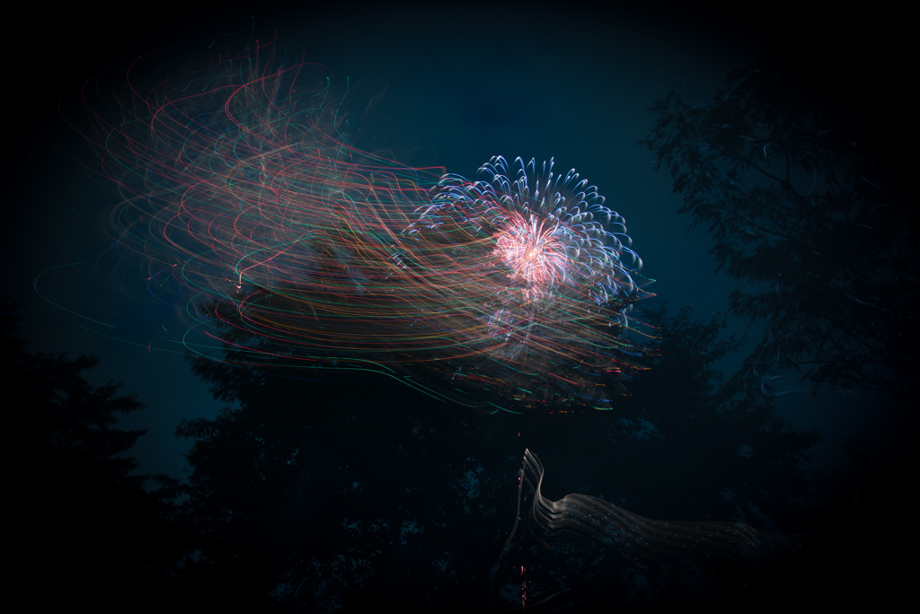 空に咲く花の下で