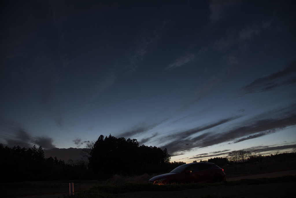 春の夕暮れ空