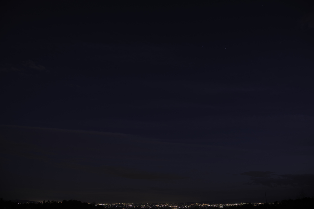 春の夕暮れ空