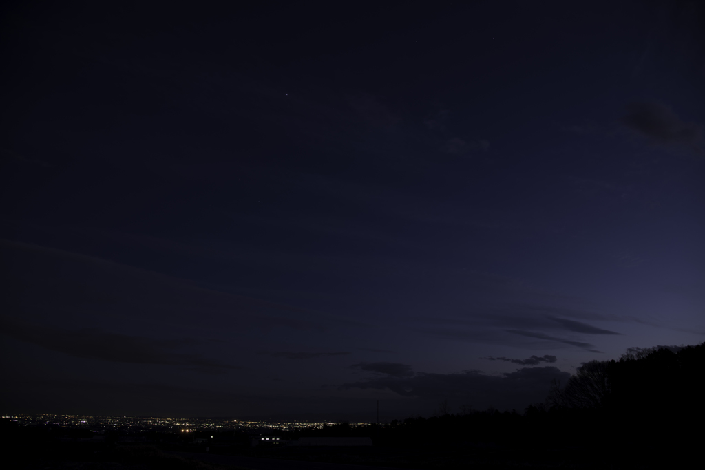 春の夕暮れ空