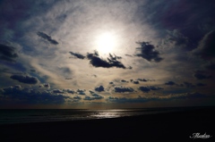 薄い雲の向こうから空を奏でる…
