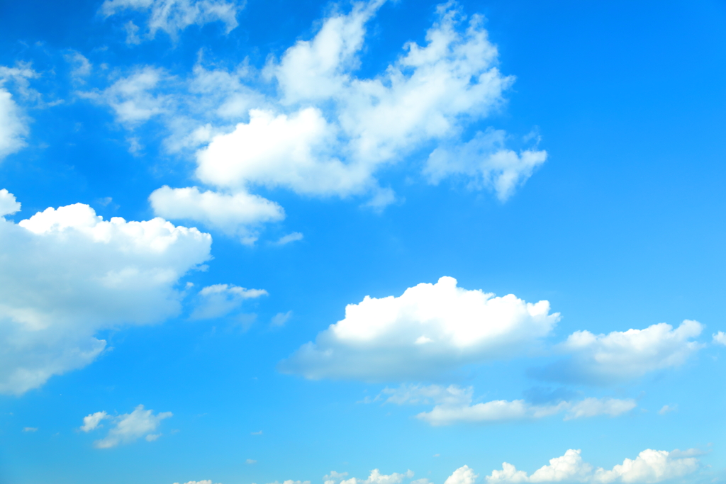 白い雲と青い空のコントラスト