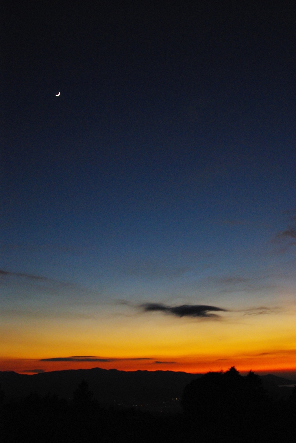 月に夕焼け