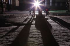 雪中瑞龍寺を撮る若者たち