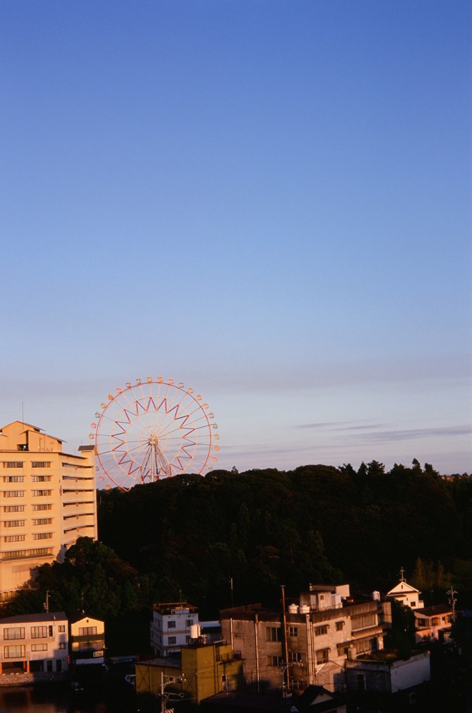 温泉街の観覧車