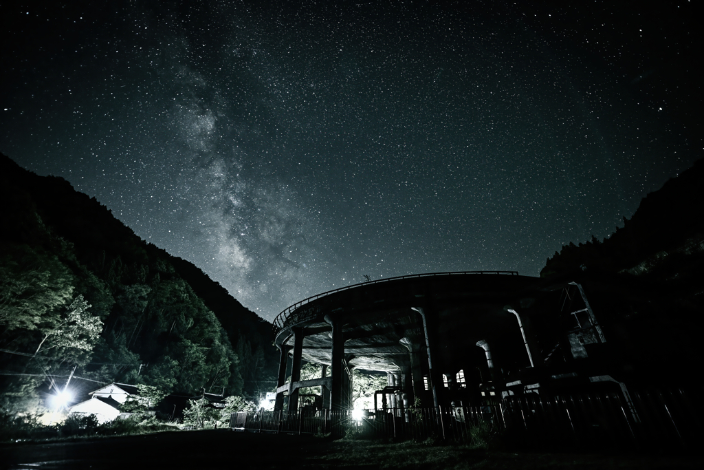 選鉱場の輝く夜