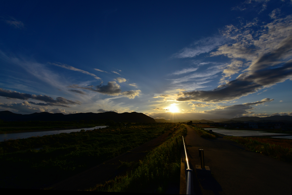 河川の夕景　