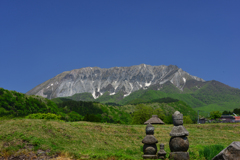茅葺小屋と大山
