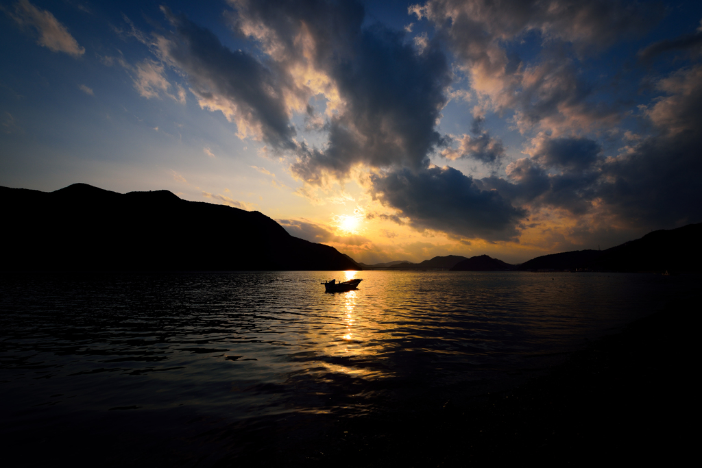夕日と船