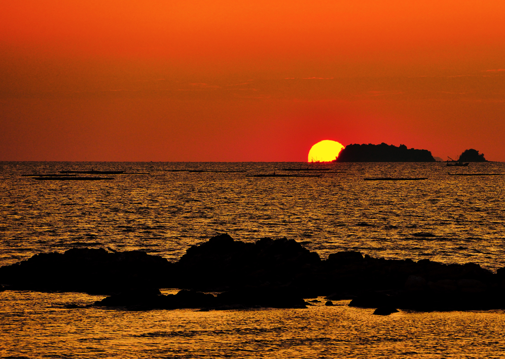 船と夕日