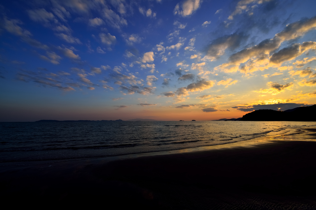 夕暮れの浜辺