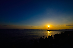 海を照らす夕日
