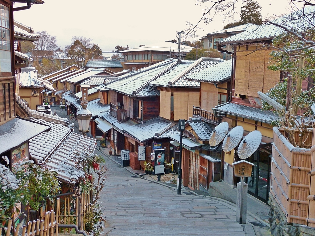京都 二年坂 薄雪の朝