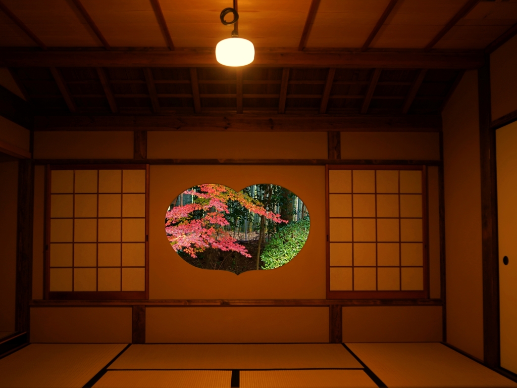 京都 地蔵院 秋の猪目窓