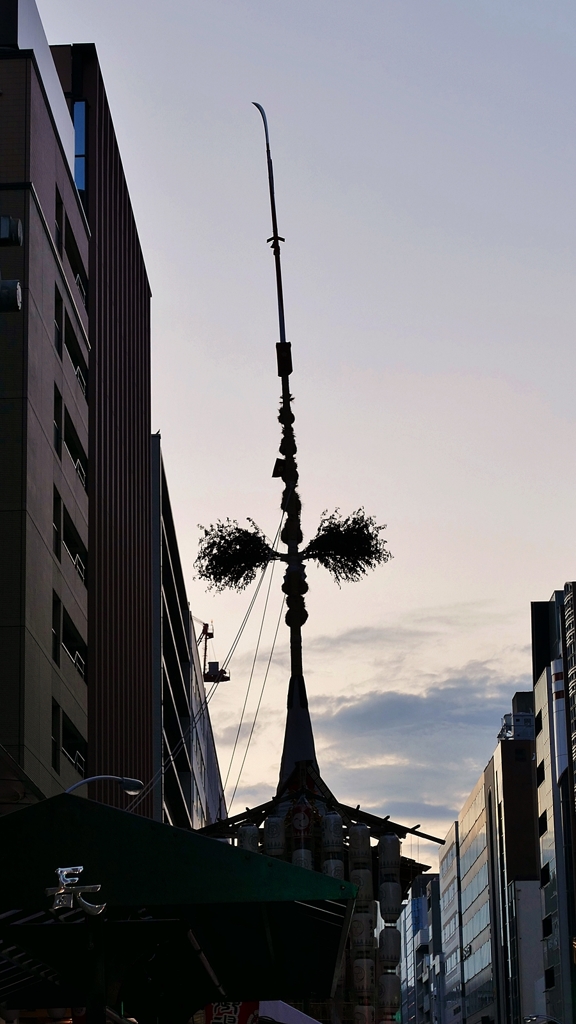 京都 夏 祇園祭 長刀鉾の影