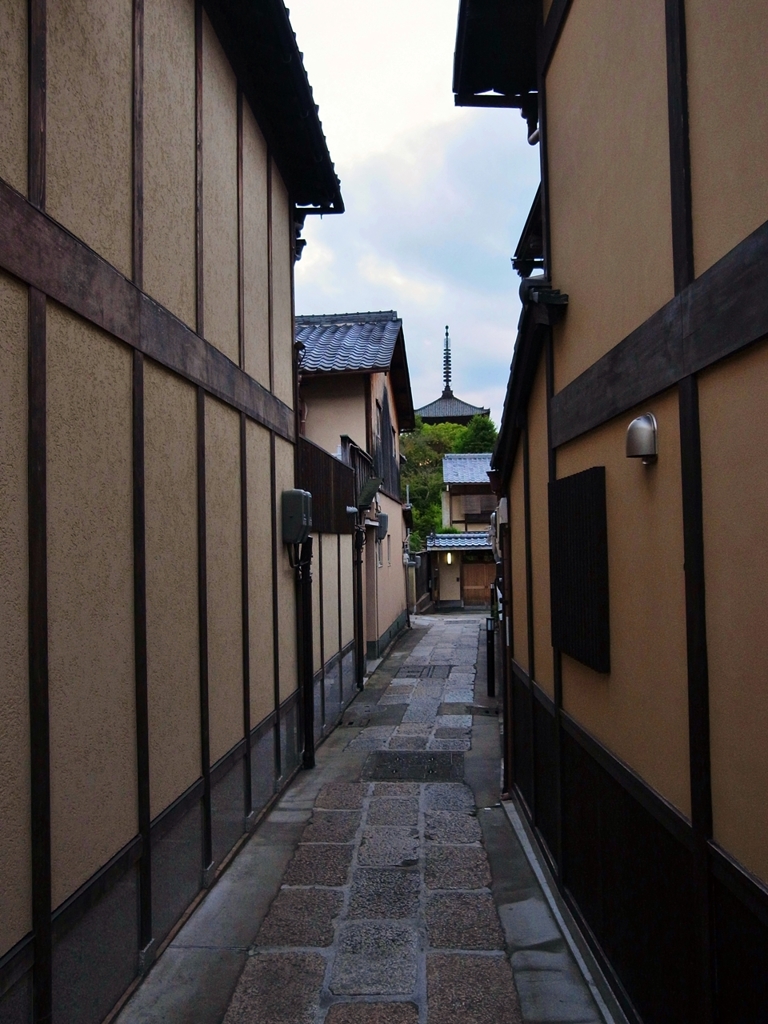 京都 路地裏でみた八坂の塔