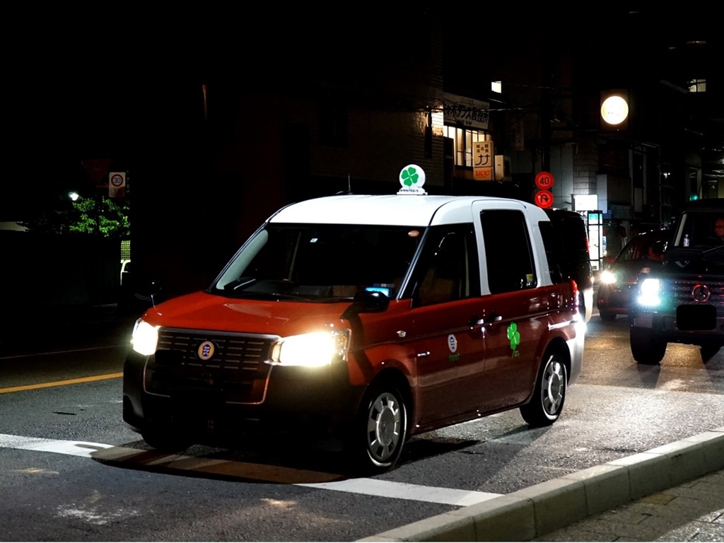 京都 新型の四つ葉タクシー