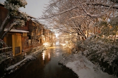 京都 祇園白川 雪の夜