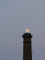京都 五条坂 煉瓦の煙突と月