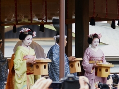 京都 節分祭 先斗町による豆撒き