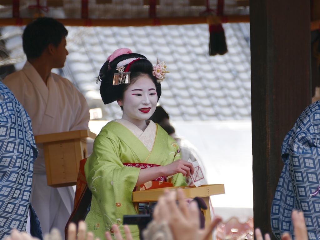 京都 節分祭 祇園甲部による豆撒き V
