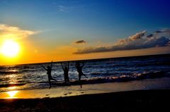 夕暮れの海で