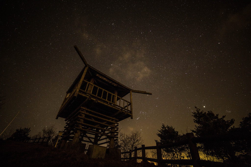 星空に浮かぶ砦