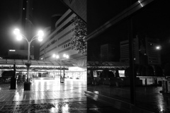 雨の駅前