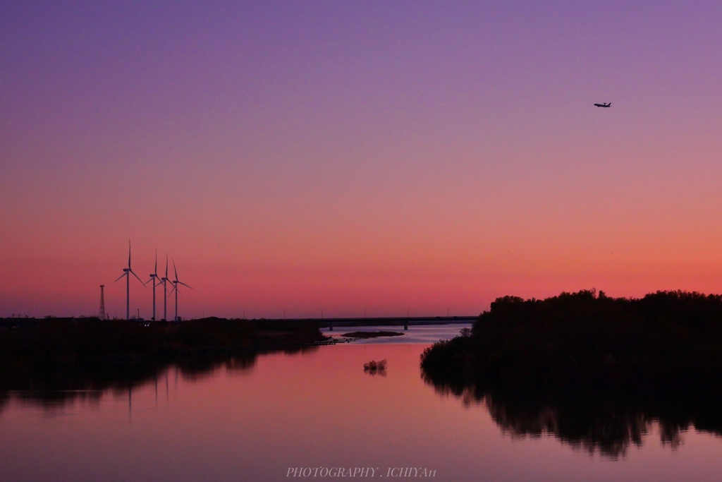 AWACSのいる夕景