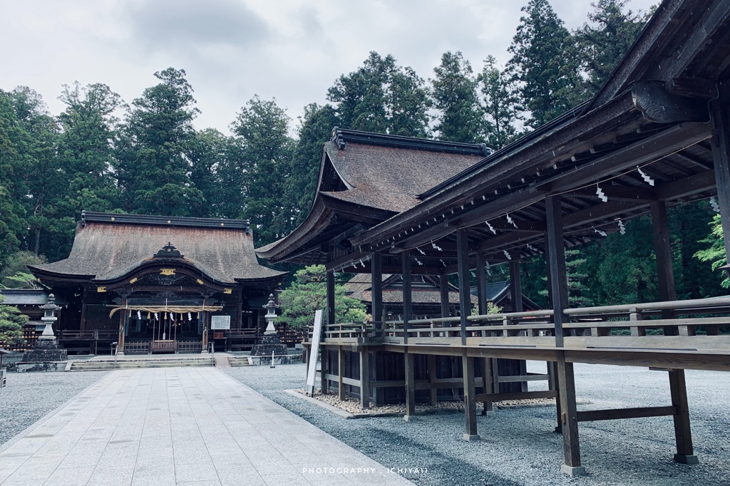小雨の降る中、静寂の中