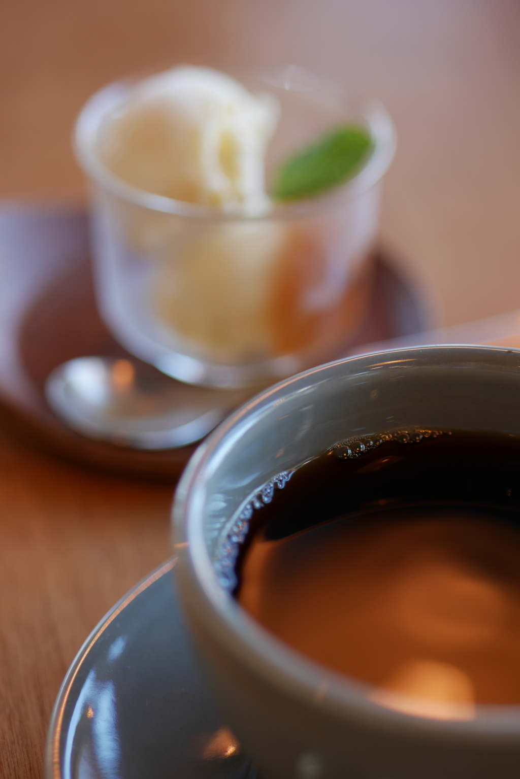 熱いホットコーヒーと冷たいバニラアイス