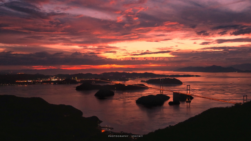 暮れる来島海峡大橋で