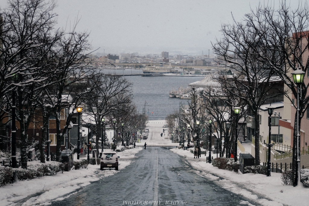 小雪舞う八幡坂