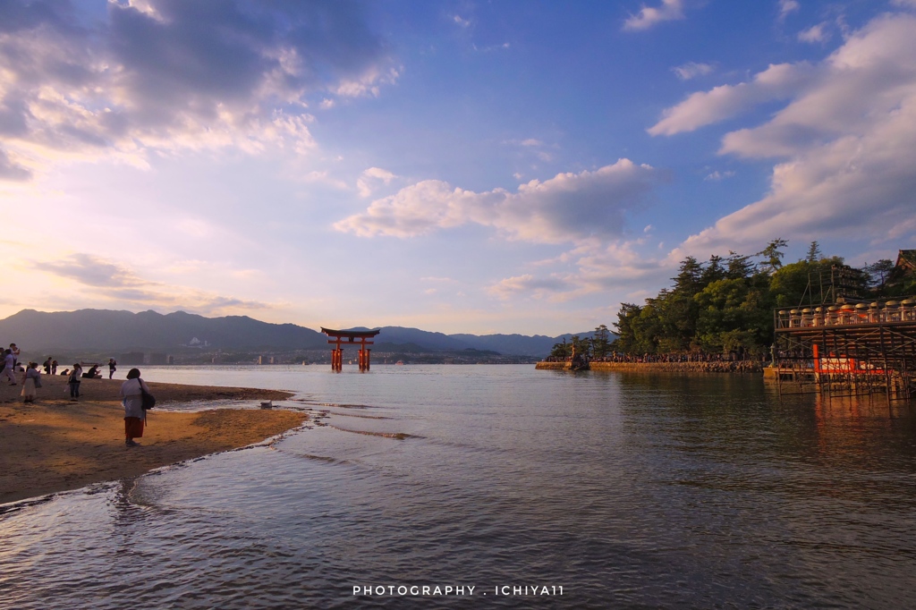 暮れる厳島の空と