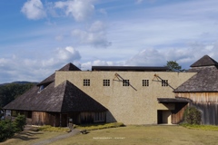 晴れの日の秋野不矩美術館