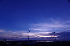 風車のある夏の夕景