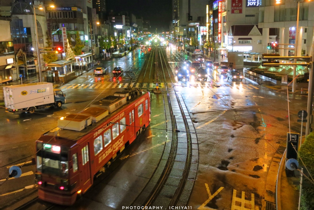 小雨と夜の喧騒と