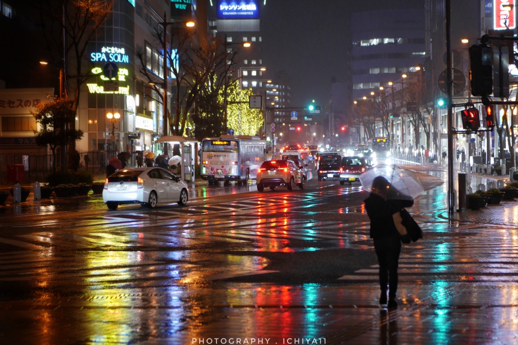 雨音と喧騒