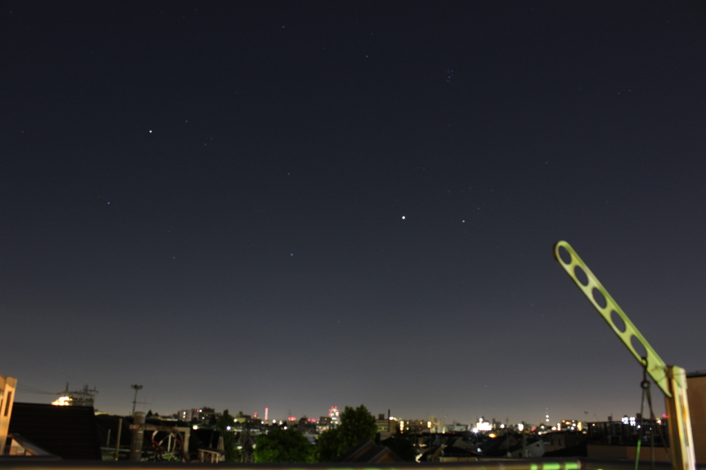 街と星空